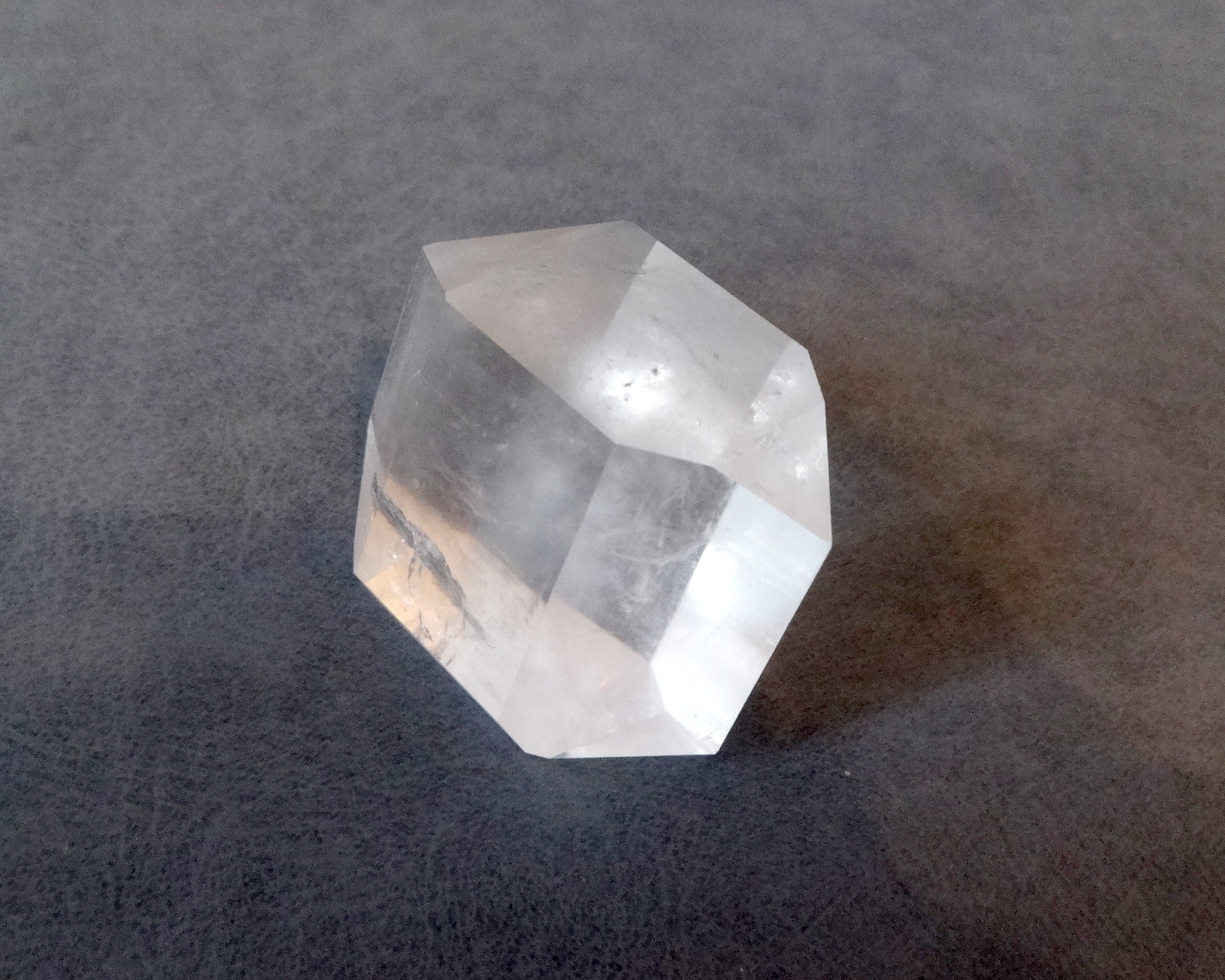 1934 год дымчатый монокристал. Монокристаллы Алмаз и кварц. Кристалл кварца мнокристал. Монокристалл соли. Монокристаллы поваренная соль.